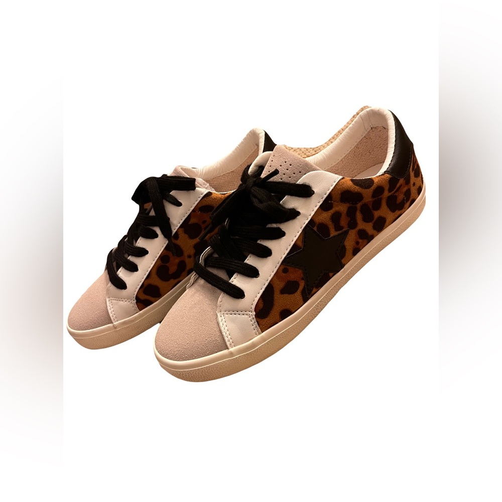 Leopard print and Black star sneakers 👟